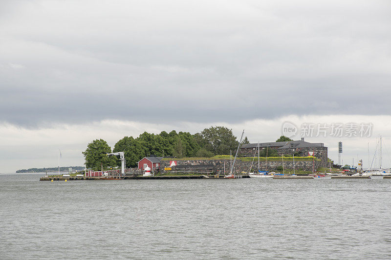 芬兰赫尔辛基港口有旧军事废墟的岛屿