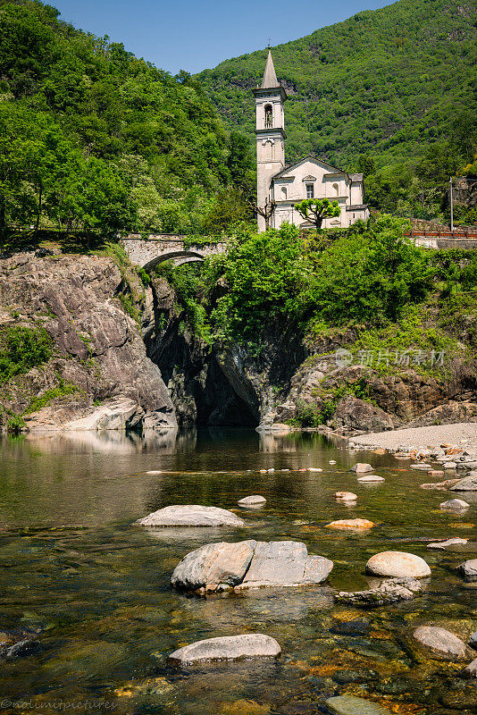 马焦雷湖的圣安娜教堂和坎诺比奥山谷