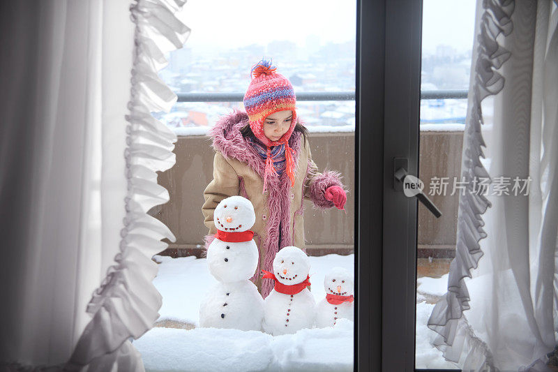 笑脸女孩和雪人一家