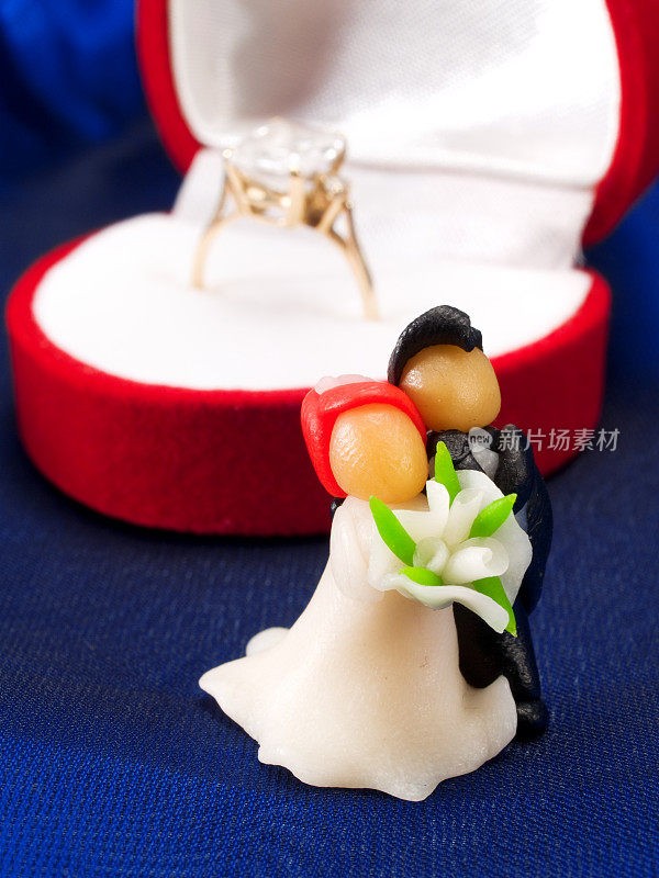 婚礼蛋糕雕像和订婚戒指