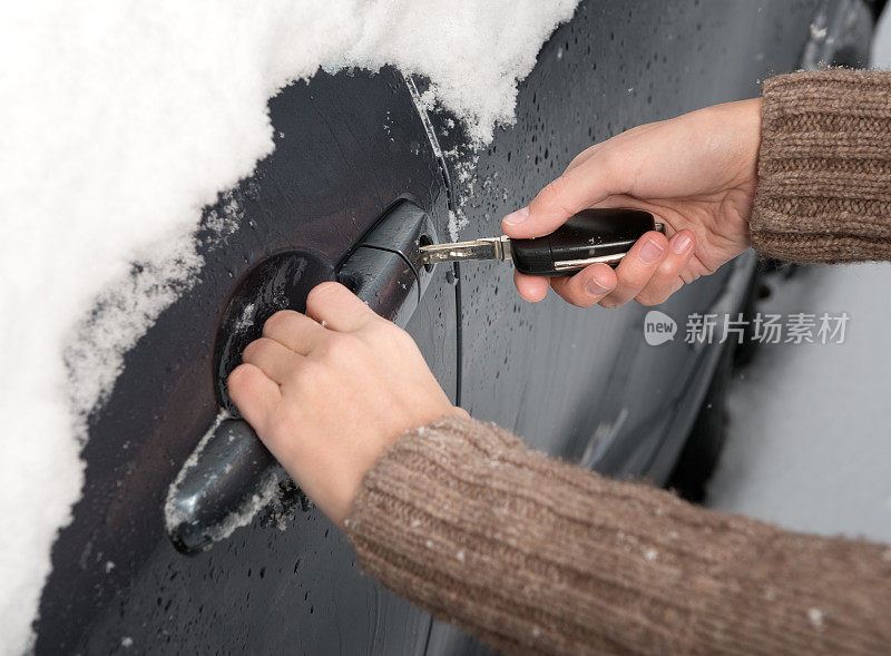 在冬天打开一个被雪冻住的车锁