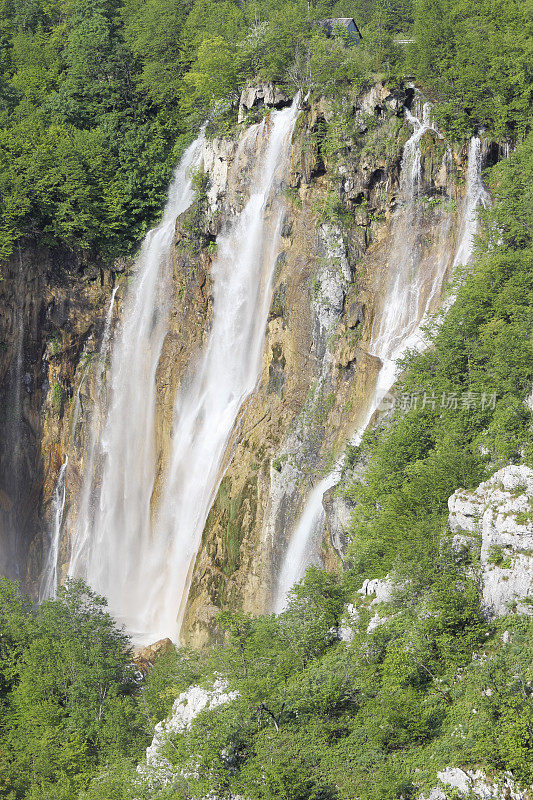 克罗地亚Plitvice湖的瀑布，水流越过岩石