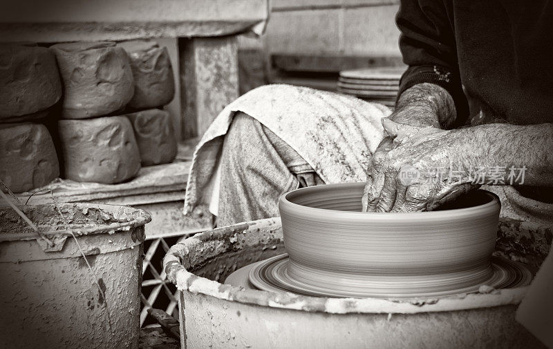 工匠制作陶器