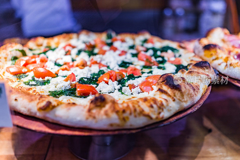 菲达奶酪披萨特写西红柿和菠菜