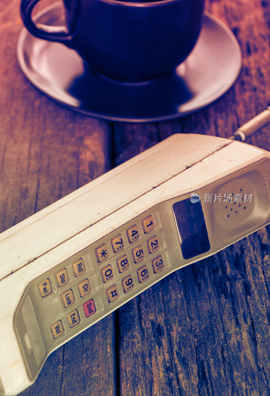 旧手机放在木桌上