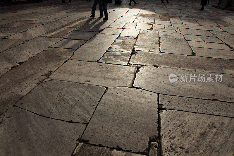 游客漫步在伊斯坦布尔蓝色清真寺庭院