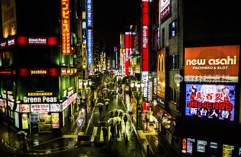 日本东京新宿夜行的人们