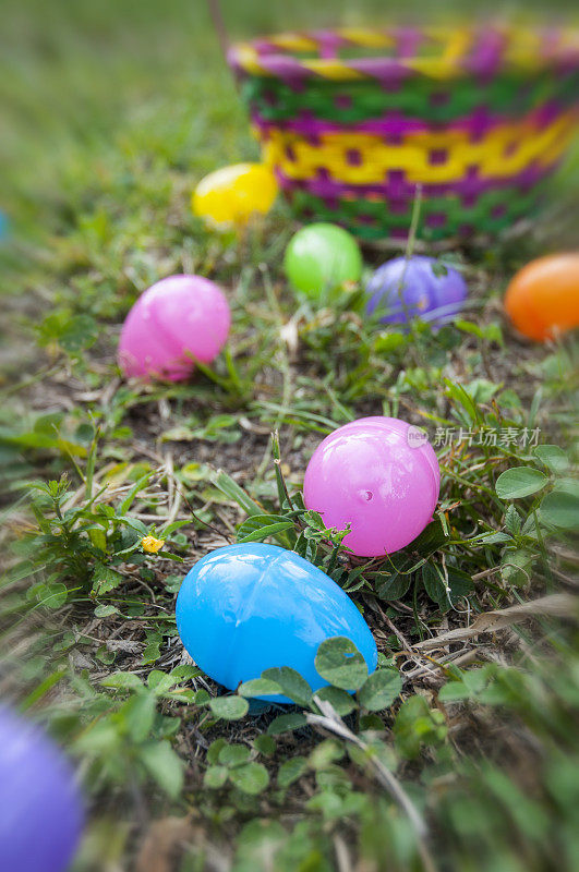 在草地上用色彩鲜艳的篮子寻找复活节彩蛋