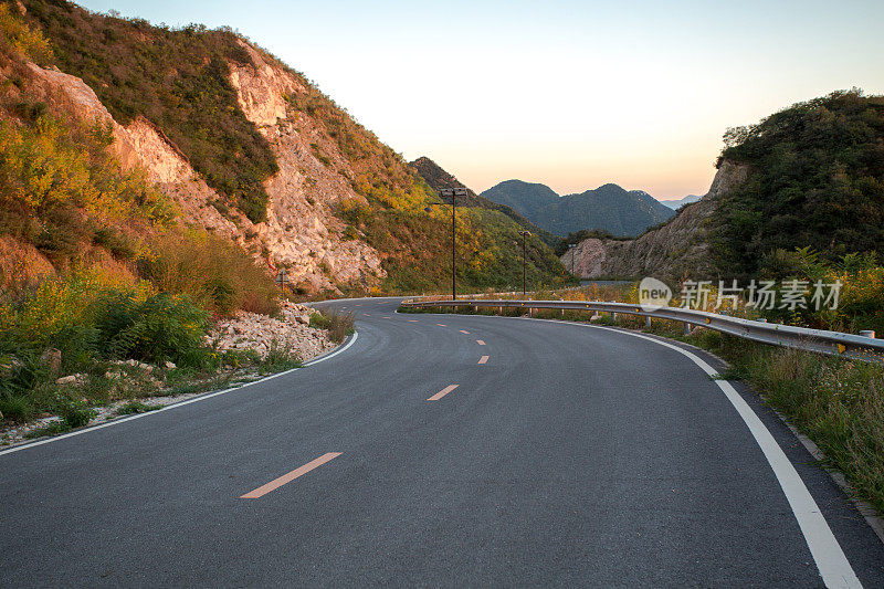 在山区高速公路