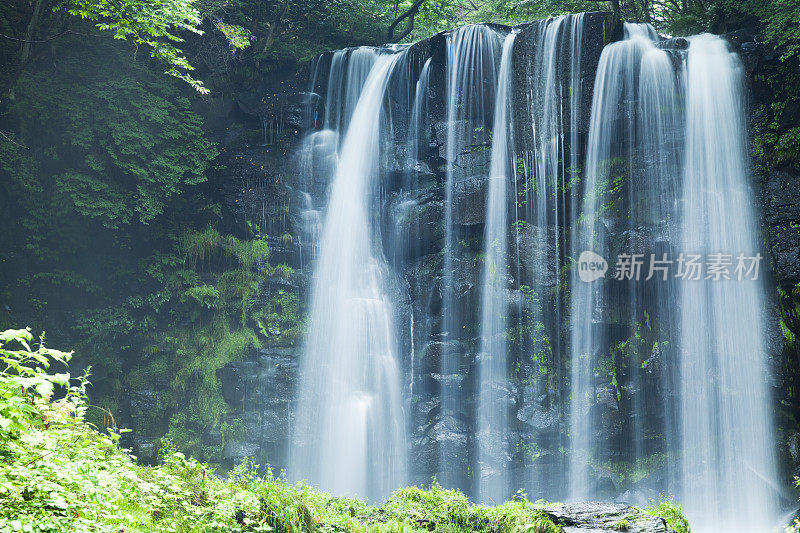 日本的夏季瀑布