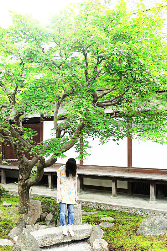 精神疾病妇女和日本花园