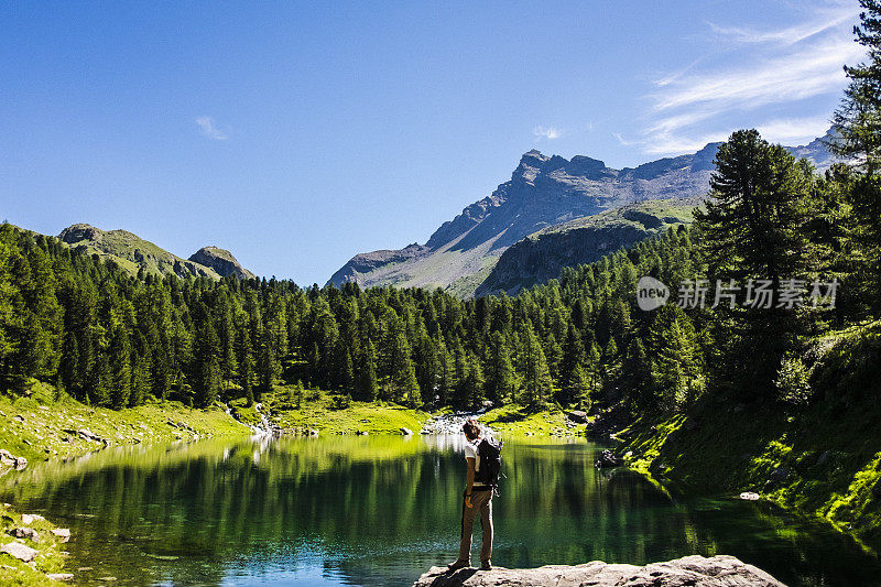 远足者和山湖的背景