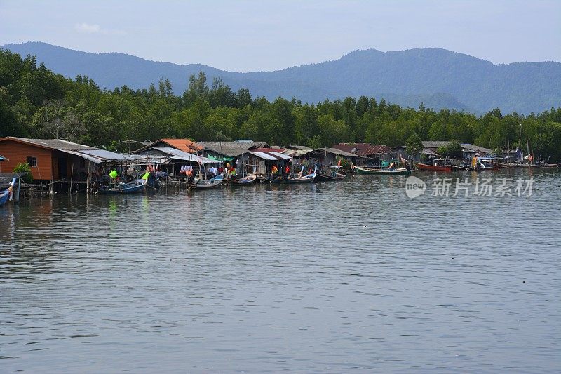 独木舟和渔船停泊在泰国南部的Khanom村