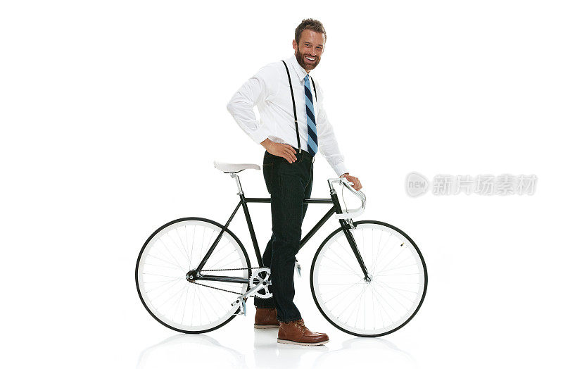 微笑的商人站在自行车