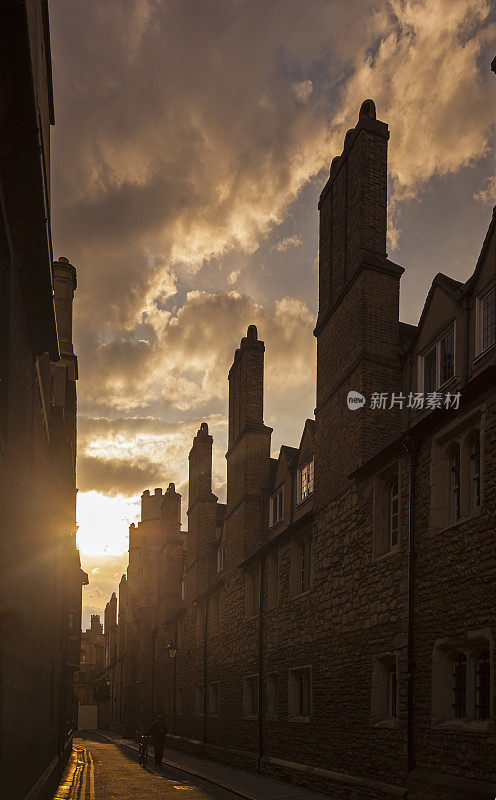 日落时分的剑桥街。英国剑桥