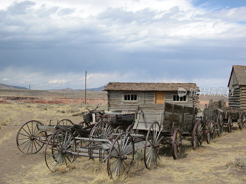 沙漠里古老的西部马车