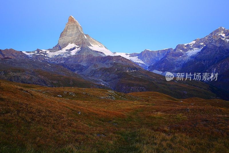 雄伟的马特洪峰:田园诗般的、宁静的日出景观，瑞士阿尔卑斯山