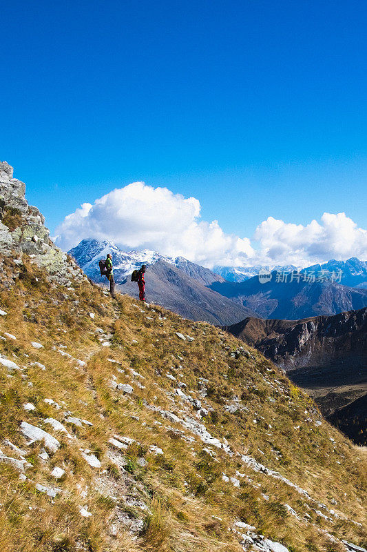 徒步旅行者在山里徒步旅行