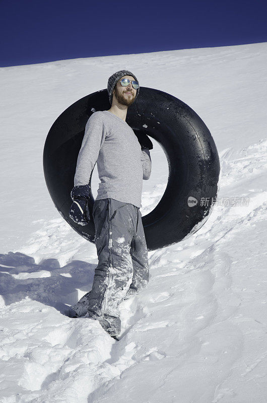 年轻人准备在雪地里玩油管