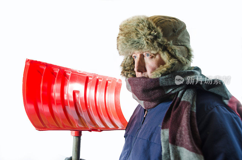 拿雪铲的男人