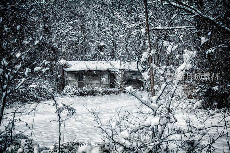 废弃的阿巴拉契亚雪山小屋