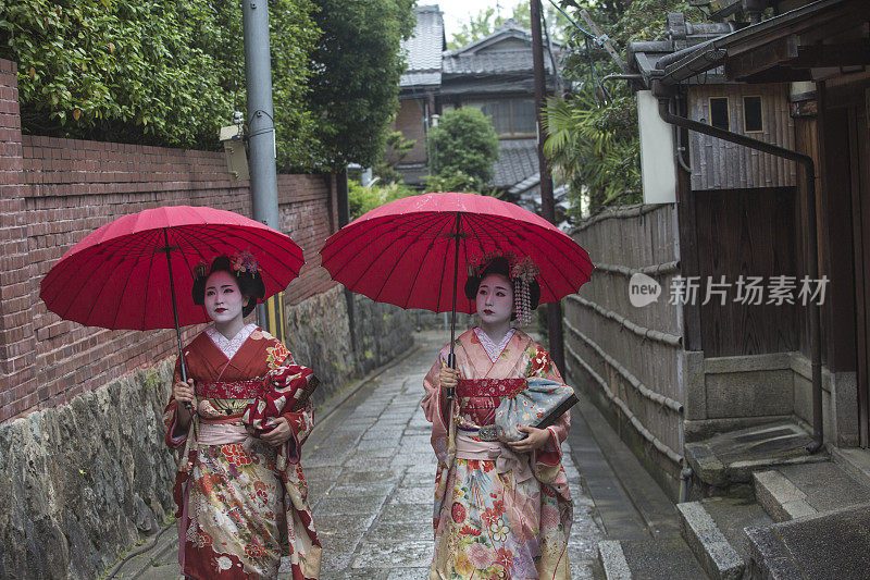 日本京都市中心狭窄街道上的艺妓舞妓