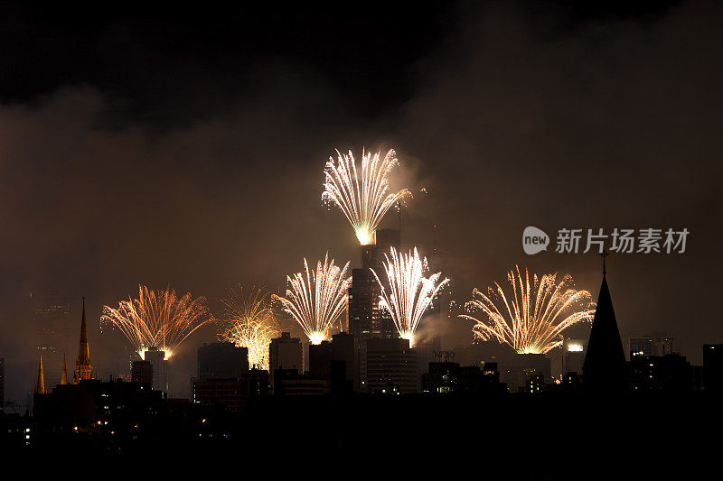 城市天际线与新年烟花