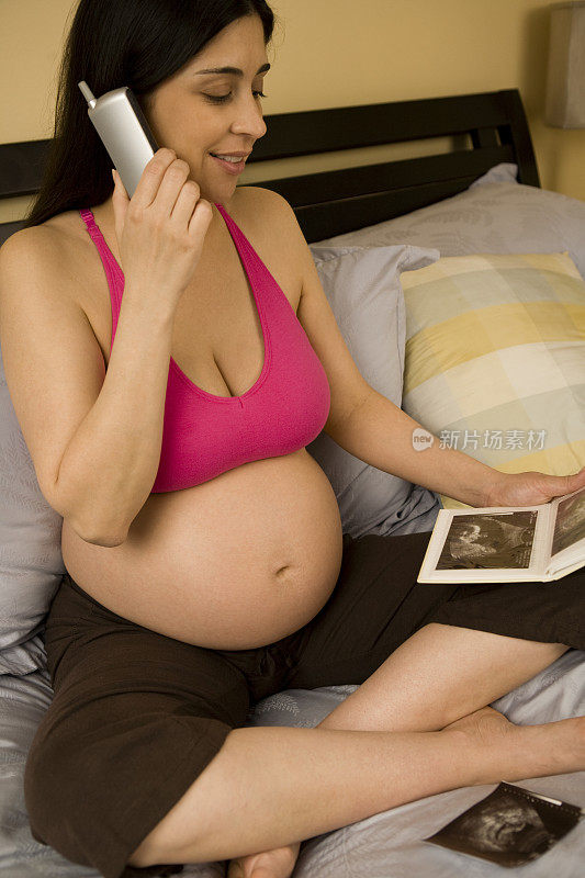 一名孕妇用超音波照片分享这个消息