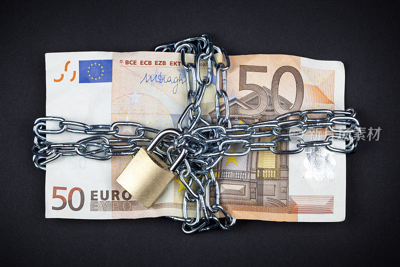 被链条锁住的欧元钞票