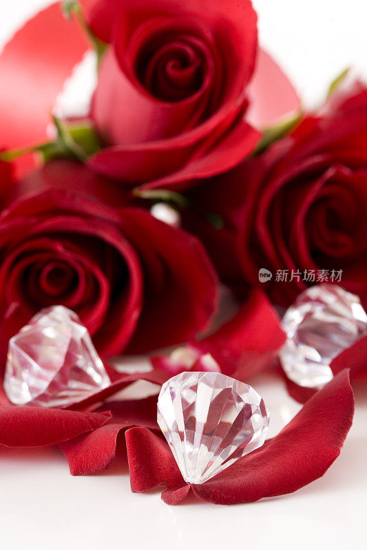 鲜红玫瑰和白色钻石花瓣，Copyspace