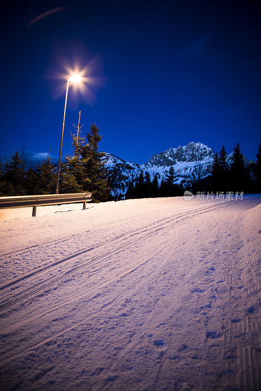 夜晚下雪的街道