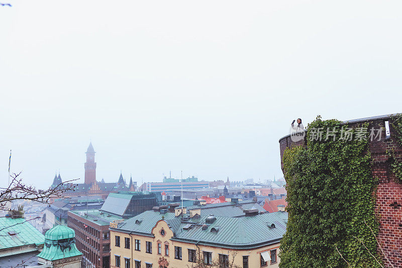 女游客享受旅行;Kärnan瑞典赫尔辛堡城堡