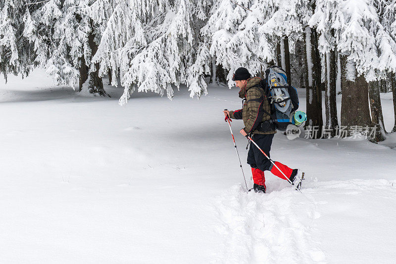 在雪地里徒步旅行的人。