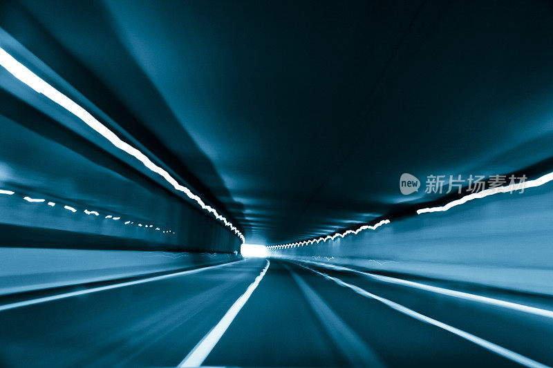在隧道里开快车