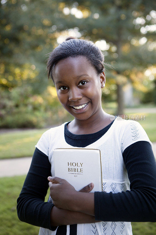 拿着圣经的少女