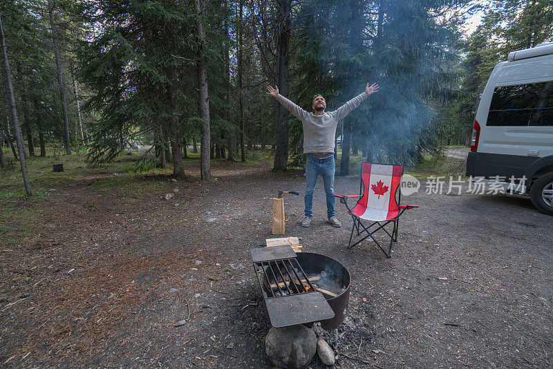 男子在春天的露营地放松