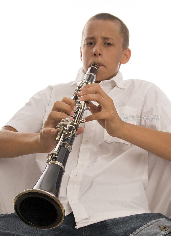 男孩在吹单簧管
