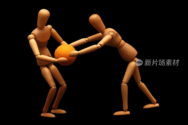 两个木制人体模型在争论一个球