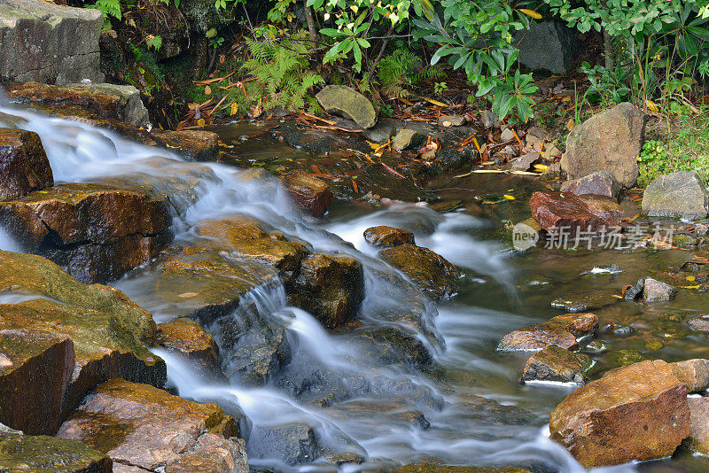 小瀑布在山胡桃赛跑州立公园