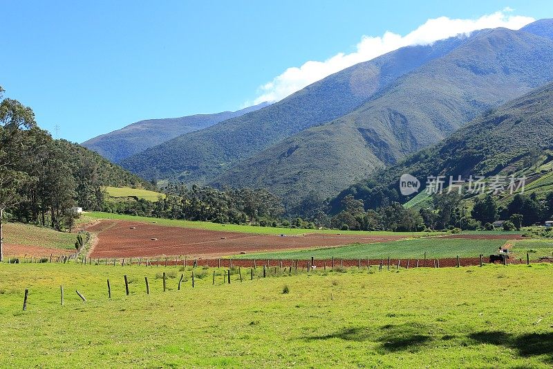 耕地山区的农场