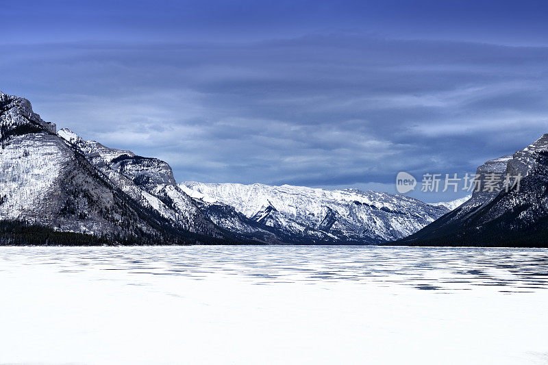 位于班夫附近的明尼万卡湖，位于加拿大亚伯达省班夫国家公园，被冰雪覆盖