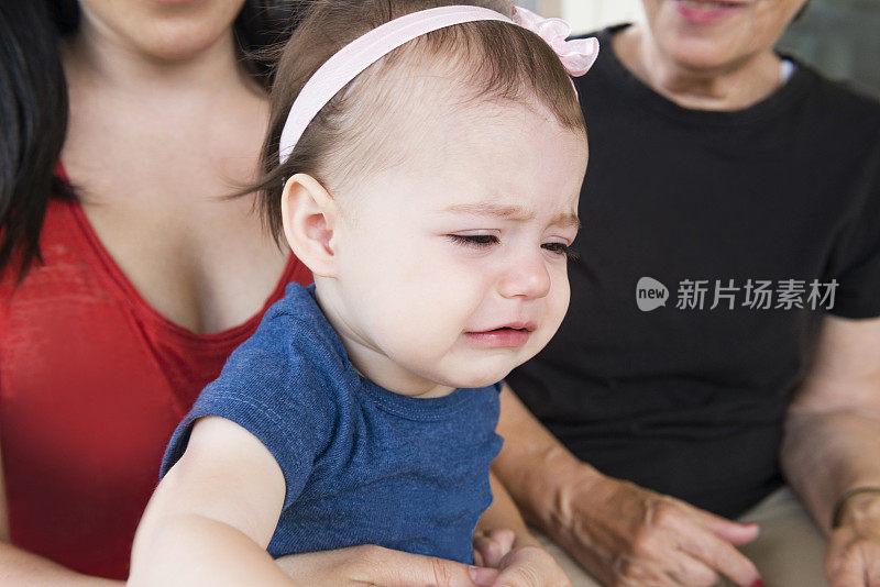 美国小女孩被妈妈抱在怀里时哭了