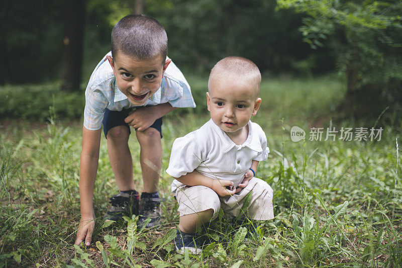 两兄弟在公园里玩得很开心——夏天的时候