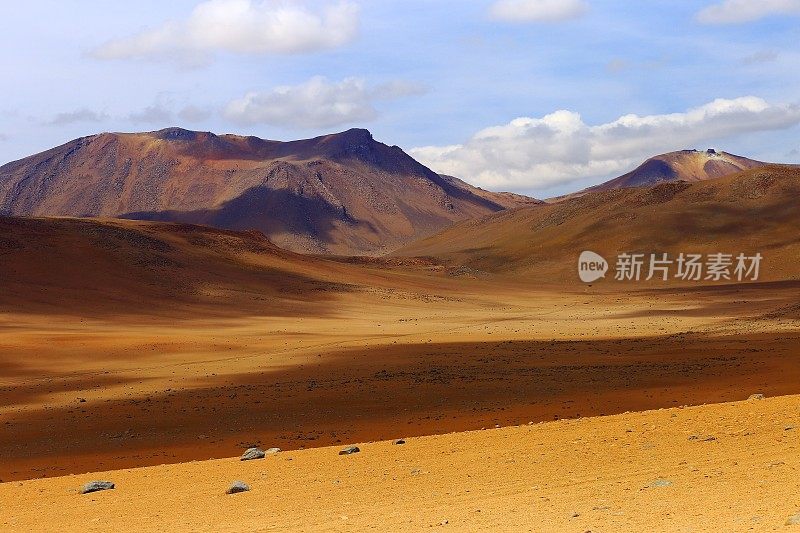 令人印象深刻的玻利维亚安第斯高原山谷和田园诗般的阿塔卡马沙漠，火山景观全景-波托西地区，玻利维亚安第斯，智利，Bolívia和阿根廷边境