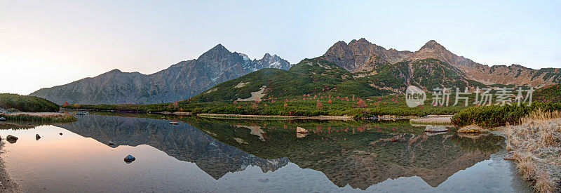 群山和树木倒映在欧洲湖中的全景