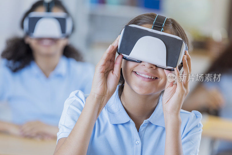 女学生在课堂上使用虚拟现实眼镜