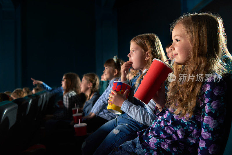 孩子们在电影院看电影