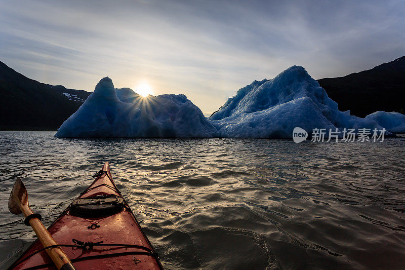 日落时的独木舟和冰山