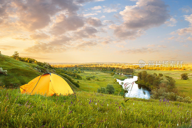 绿色草地上的游客帐篷