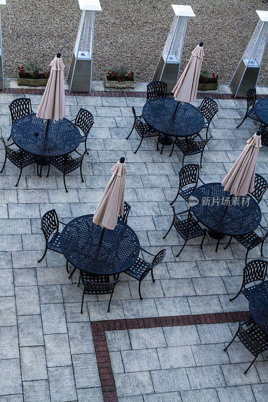 露台用餐区外餐厅餐桌上配有雨伞。